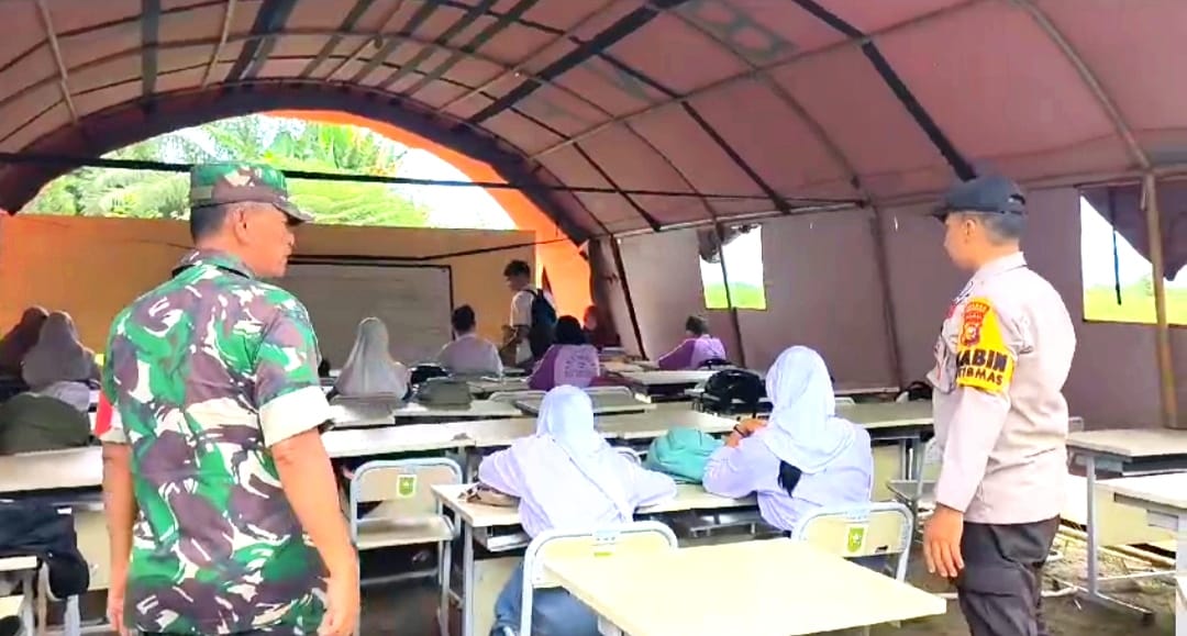 Sekolah Terendam Banjir Siswa SMA Negeri 2 Bonai Darusalam Rohul