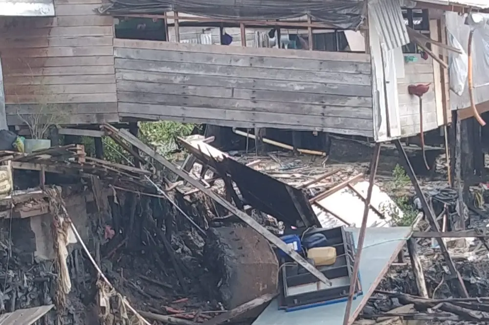 14 Rumah di Inhil Rusak Dihantam Abrasi, Empat di Antaranya Runtuh ke Sungai