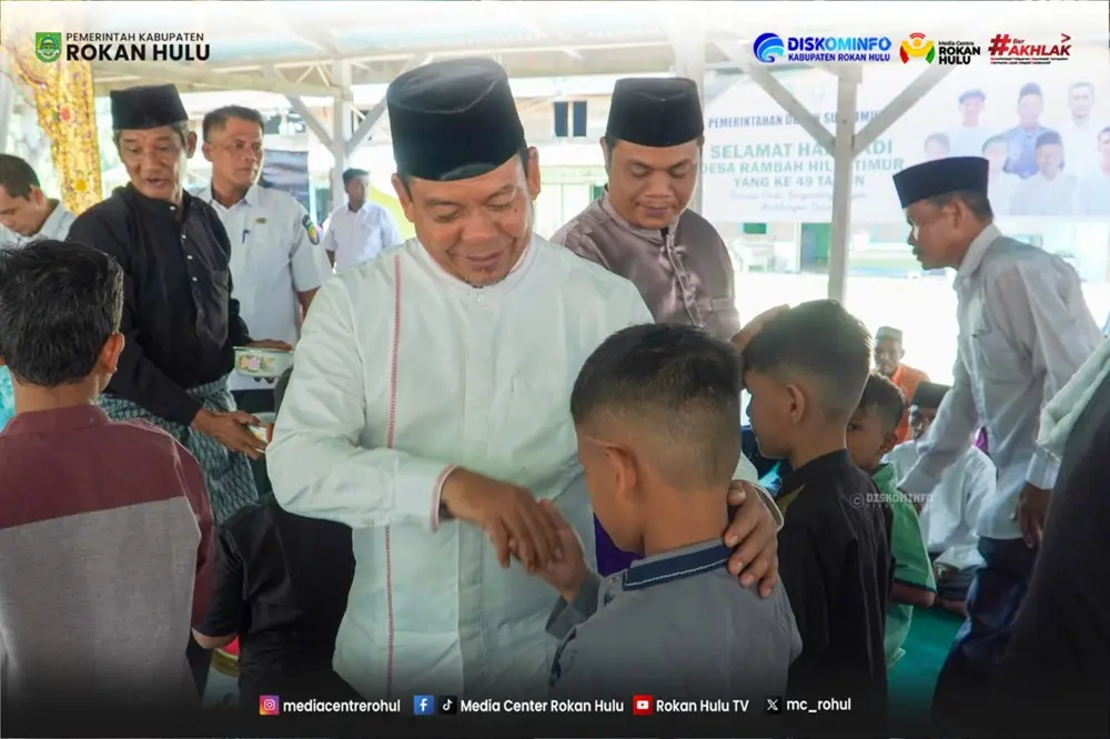 Hadiri Hari Jadi ke-49 Desa Rambah Hilir Timur, Wabup Syafaruddin Poti Kawal Aspirasi Infrastruktur Jalan ke Bupati Anton