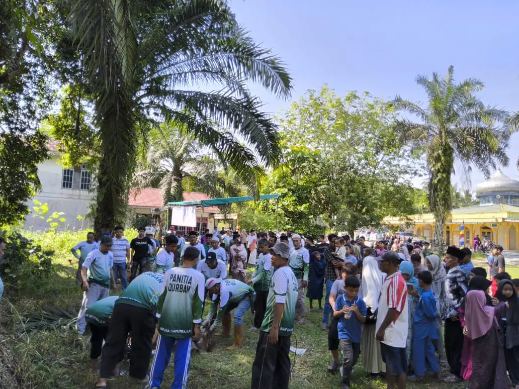 Apresiasi Kepedulian Anggota DPD RI Arif Eka Saputra, Warga Okura Terima Bantuan Baju Panitia Kurban