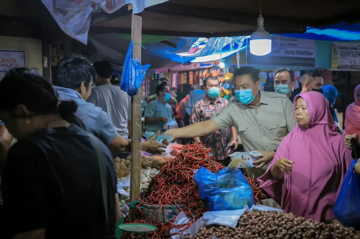 Asap Makin Berbahaya, Wawako Pekanbaru Bagikan Masker Gratis Kepada Pedagang Pasar Cik Puan