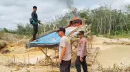 Babat Habis Tambang Liar, Polsek Kuantan Mudik Musnahkan Rakit PETI di Sepanjang Sungai Kuantan