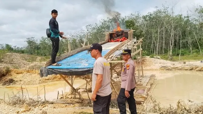Babat Habis Tambang Liar, Polsek Kuantan Mudik Musnahkan Rakit PETI di Sepanjang Sungai Kuantan