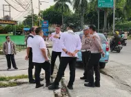 Banjir Parah, Dinas PUPR Pekanbaru Keruk Drainase di Kawasan RS Awal Bross