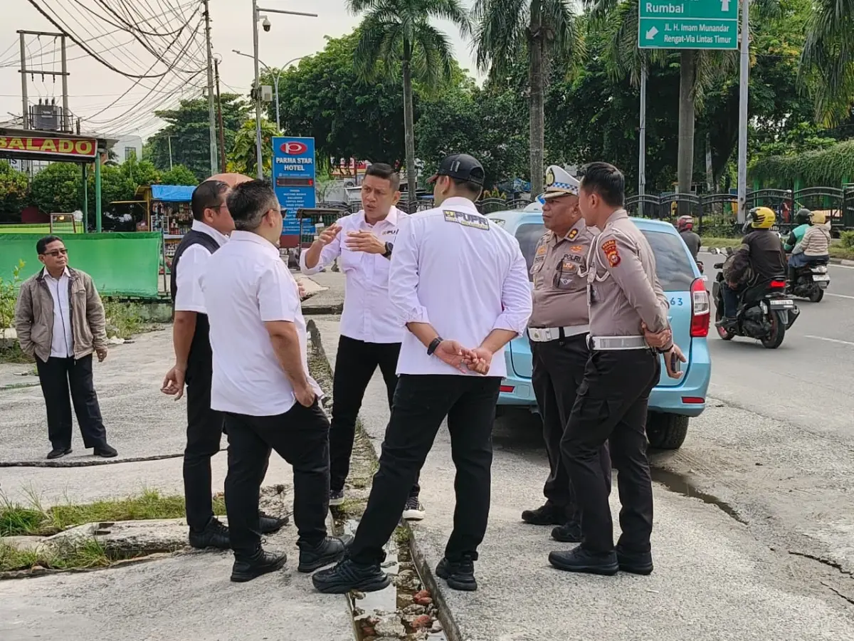 Banjir Parah, Dinas PUPR Pekanbaru Keruk Drainase di Kawasan RS Awal Bross