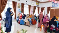 Belajar Adat Istiadat, Siswa Sekolah Lansia BKMT Kampar di Salo Tertawa Lepas