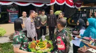 Beri Kejutan Tumpeng, TNI dan Camat Kompak 'Serbu' Mapolsek Limapuluh di HUT Bhayangkara ke-80