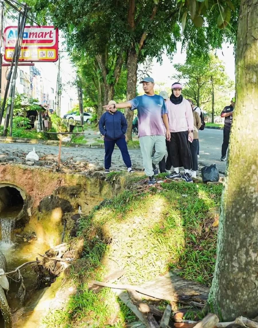 Berkaus Oblong dan Turun ke Parit, Wako Agung Pimpin Normalisasi Jalan Arifin Ahmad
