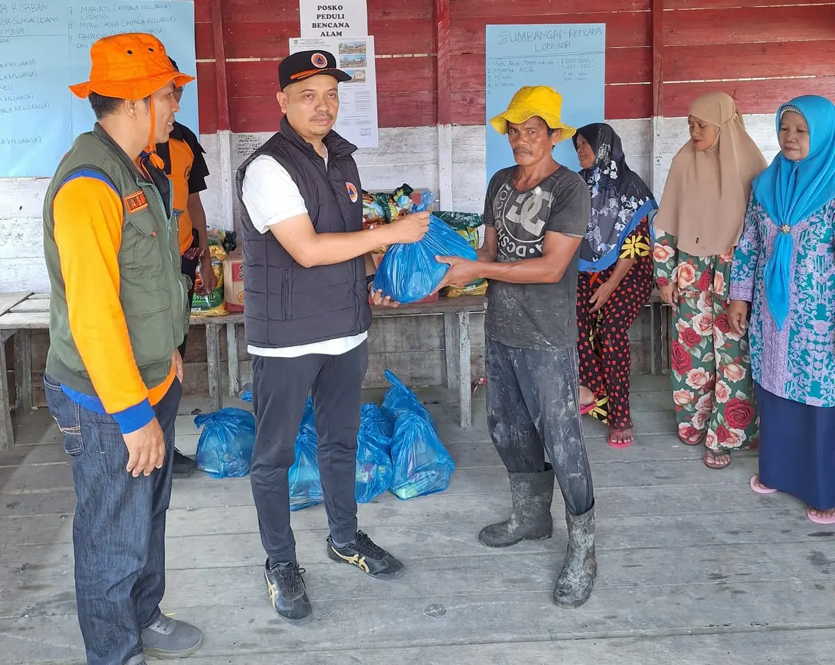 BPBD Inhil Salurkan Bantuan untuk Korban Abrasi di Sungai Nyiur Tanah Merah Inhil