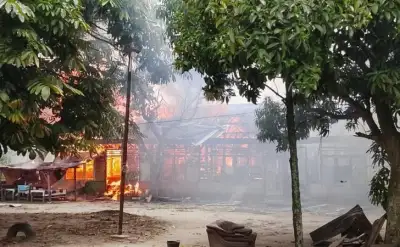 BREAKING NEWS- Kebakaran Hebat di Belakang Kantor Camat Sukajadi Pekanbaru, 8 Rumah Rata dengan Tanah
