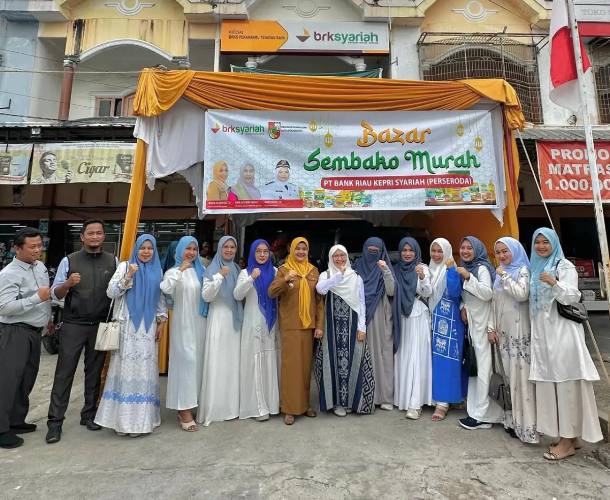 BRK Syariah Gandeng Dharma Wanita Gelar Bazar Sembako Murah untuk Warga Mentangor