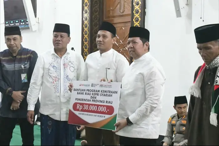 BRK Syariah Salurkan Bantuan untuk Masjid Ar-Raudhah dalam Safari Ramadan Pemprov Riau