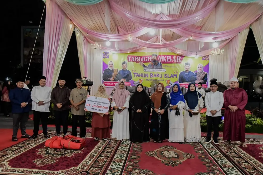 Bupati Kasmarni Serahkan Dana Bermasa di Tabligh Akbar Mandau