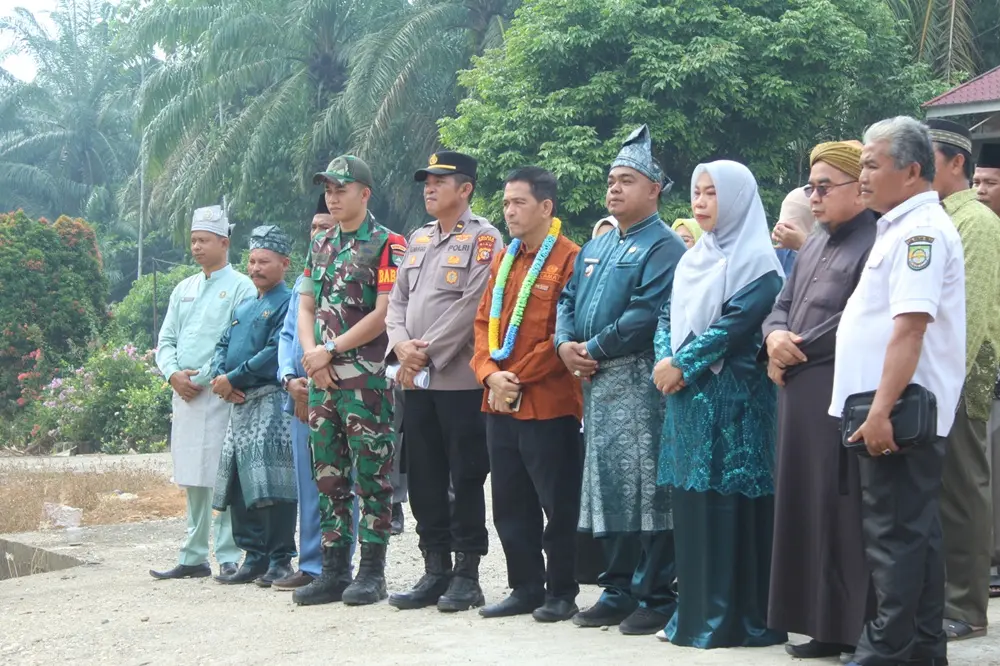 Camat Tambusai Resmikan Gedung SBO Desa Batas dan Hadiri Pelantikan Pengurus RT/RW
