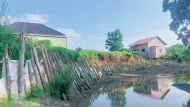 Dua Rumah Warga Ujungbatu Terancam Amblas ke Sungai Ngaso, Minta Pembangunan Turap