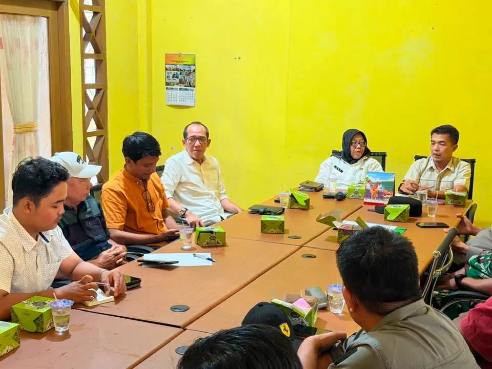 Eko Trisno Inisiasi Gotong Royong Swasta Perbaiki Jalan Lipatkain–Gema
