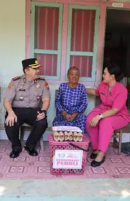 HKG ke-74, Bhayangkari Bengkulu Selatan dan Kapolres Aron Sebastian Salurkan Bansos di Pino
