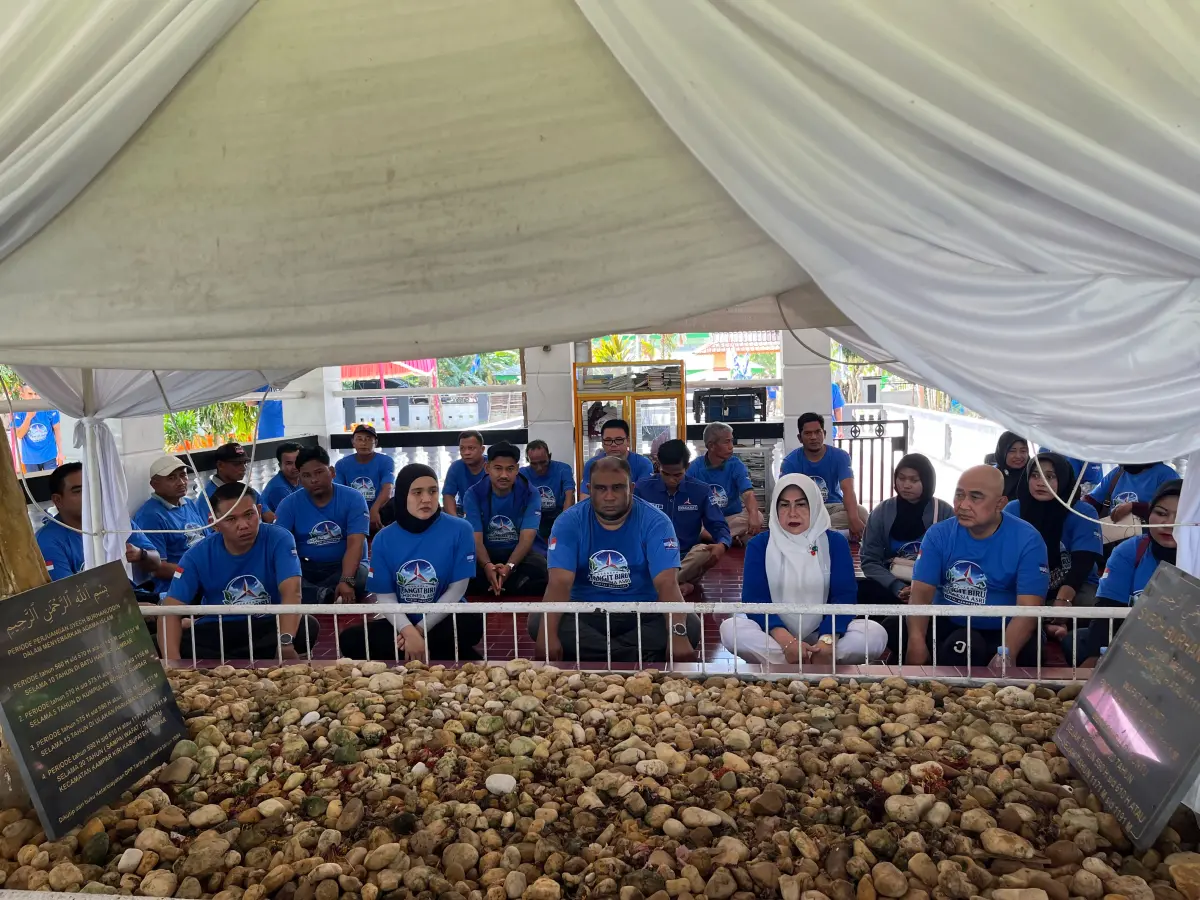 HUT ke-25 Demokrat Rawat Situs Religi, Ratusan Kader Gotong Royong di Makam Syekh Burhanuddin