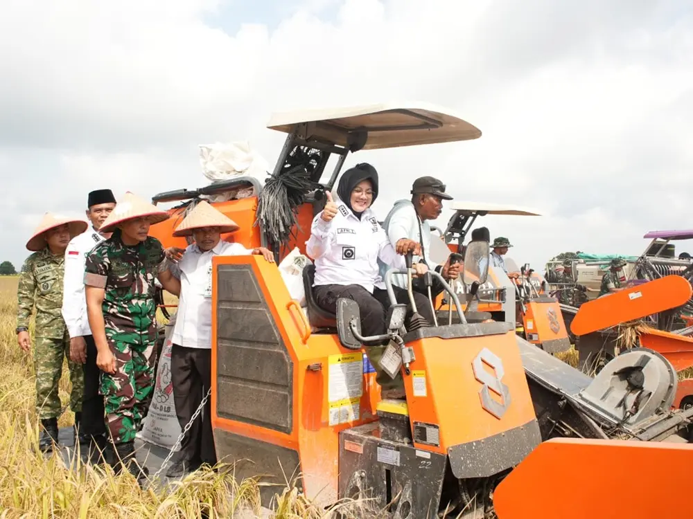 Investasi Zakat Rp720 Juta Sukses, Sembilan Hektare Lahan Padi di Bungaraya Siak Panen Perdana