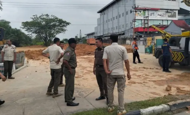 Jalan Sudirman Berlumur Lumpur! Aktivitas Timbunan Picu Kecelakaan, Desheriyanto Beri Peringatan Keras