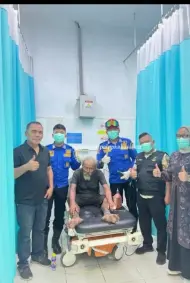 Jari Membengkak Parah, Tim Damkar Asahan Potong Cincin Lansia Tuna Wisma
