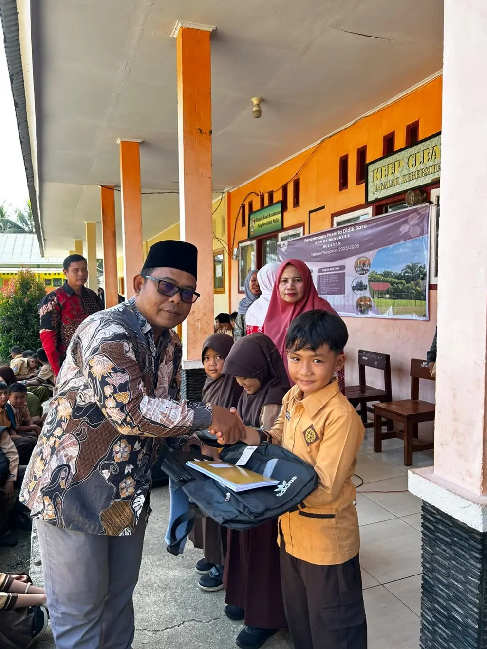 Kepala Desa Tanggo Raso Ridwan Agustian Beri Perlengkapan Belajar di SDN 84