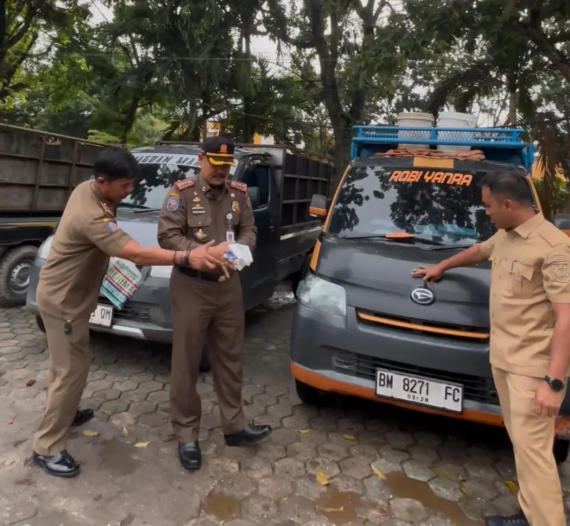Lagi! Tim Gabungan DLHK Pekanbaru Tangkap 3 Mobil Sampah Ilegal di Perbatasan