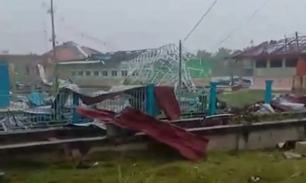 Mencekam! Gedung SMP dan TK di Bengkalis Hancur Diterjang Puting Beliung, Tiang Listrik Roboh