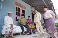 Mengaku Sering Menahan Lapar, Lansia di Siak Sujud Syukur Terima Sembako HUT ke-27 dari Diskominfo Siak