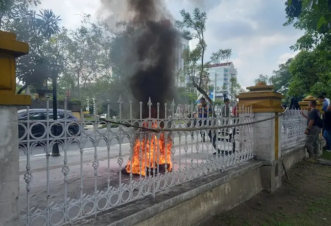 Mengamuk Karena Tak Terima Bansos, Seorang Lansia di Pekanbaru Bakar Ban di Depan MPP