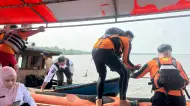 Mesin Kapal Mati di Perairan Meranti, Tim SAR Evakuasi Penumpang dan Kru Kapal