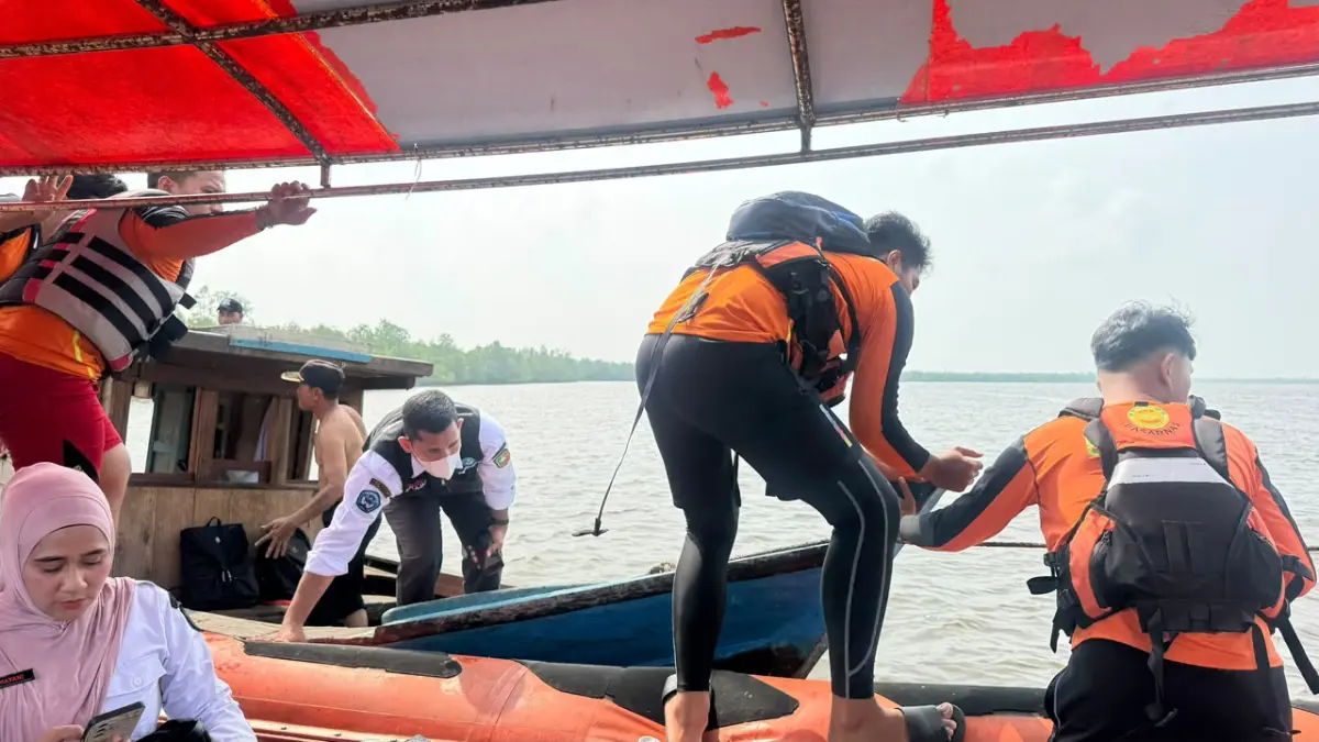 Mesin Kapal Mati di Perairan Meranti, Tim SAR Evakuasi Penumpang dan Kru Kapal