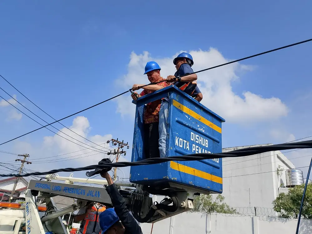 Naik Crane, Wako Agung Gunting Kabel FO Semrawut di Ronggo Warsito