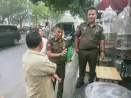 Pakai Trotoar untuk Usaha, Satpol PP Provinsi Riau Ingatkan Pedagang Mebel Jalan Sudirman