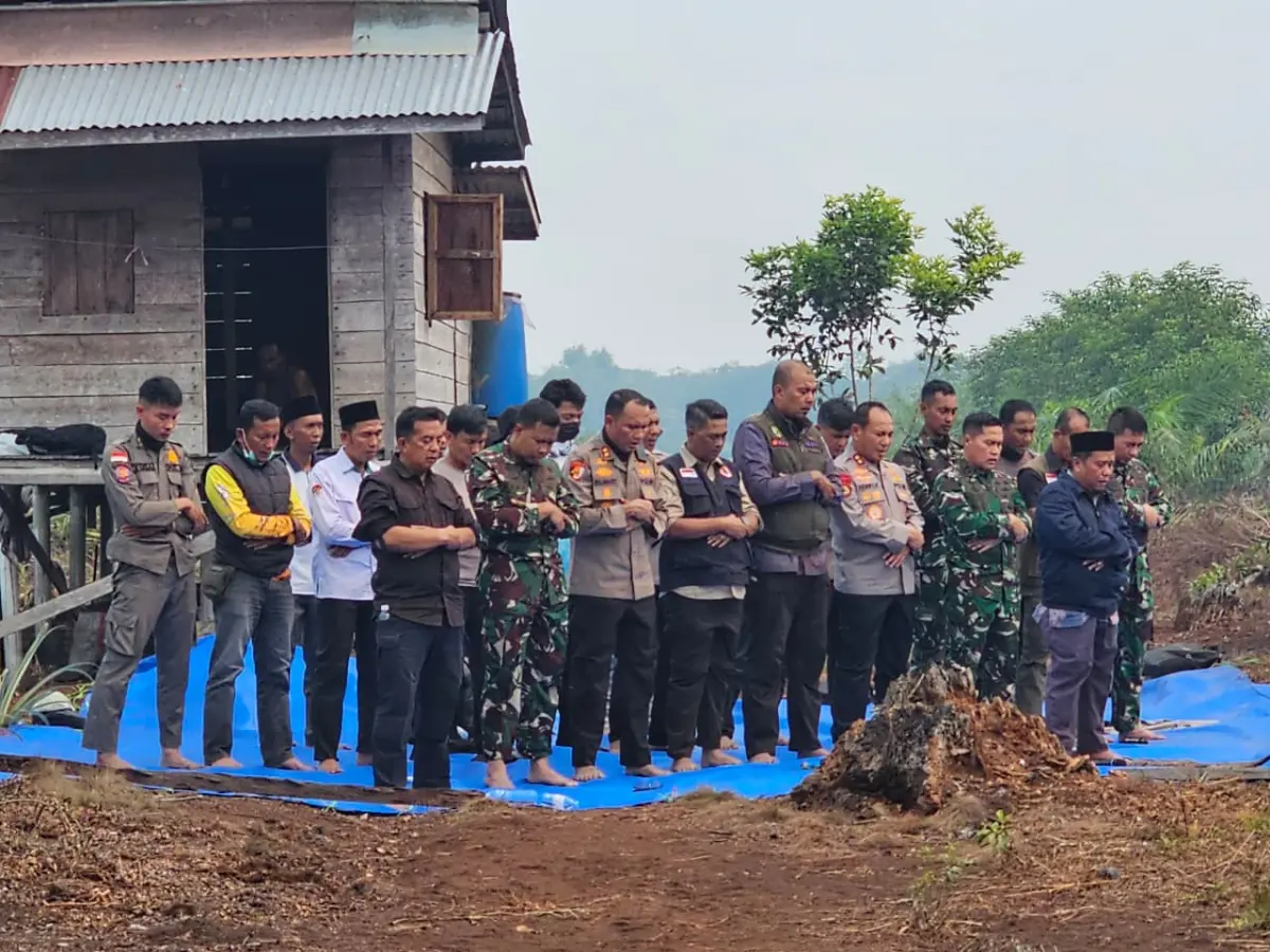 Pangdam dan Kapolda Riau Shalat Istisqa Minta Hujan di Lokasi Karhutla di Inhu