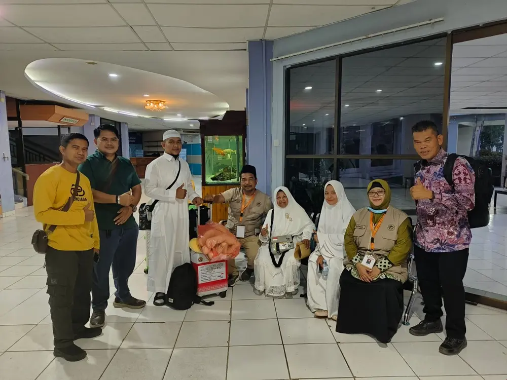 Pastikan  Selamat Tiba di Kampung Halaman, Petugas Kemenag dan Kemenhaj Dampingi Kepulangan Haji Kloter 06 Kampar