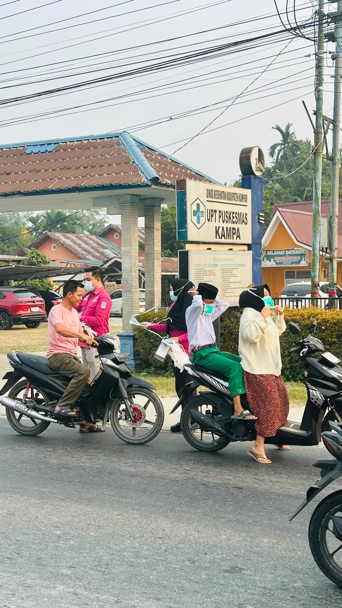 Peduli Kesehatan Masyarakat, Puskesmas Kampa Bagikan Masker kepada Pengendara dan Warga