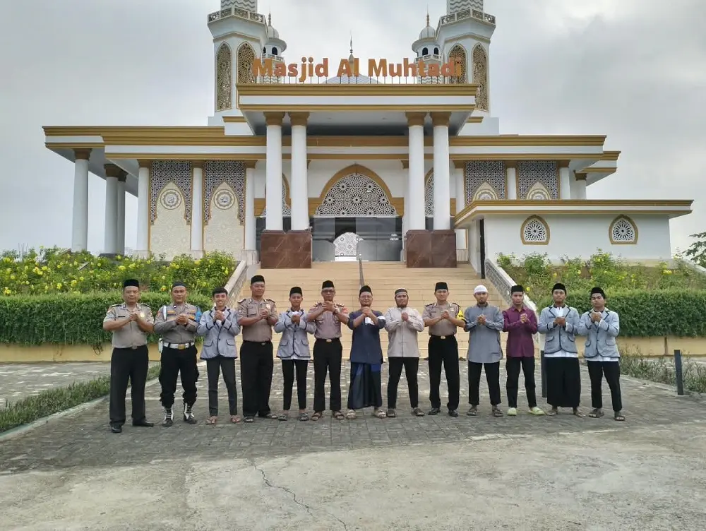 Peringati Hari Santri 2026, Kapolsek Pino Bawa Tumpeng dan Ajak Santri Bentengi Diri dari Narkoba