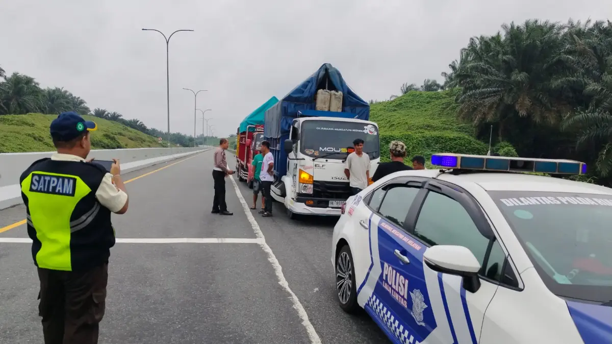 PJR Polda Riau Tangkap Pelaku Pengeroyokan Sopir Truk di Tol Pekanbaru-Dumai