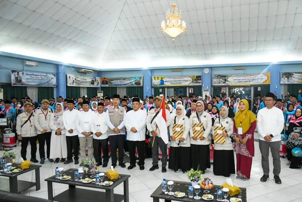Plt Dirut BRK Syariah Dampingi Plt Gubri Lepas JCH Riau di Batam