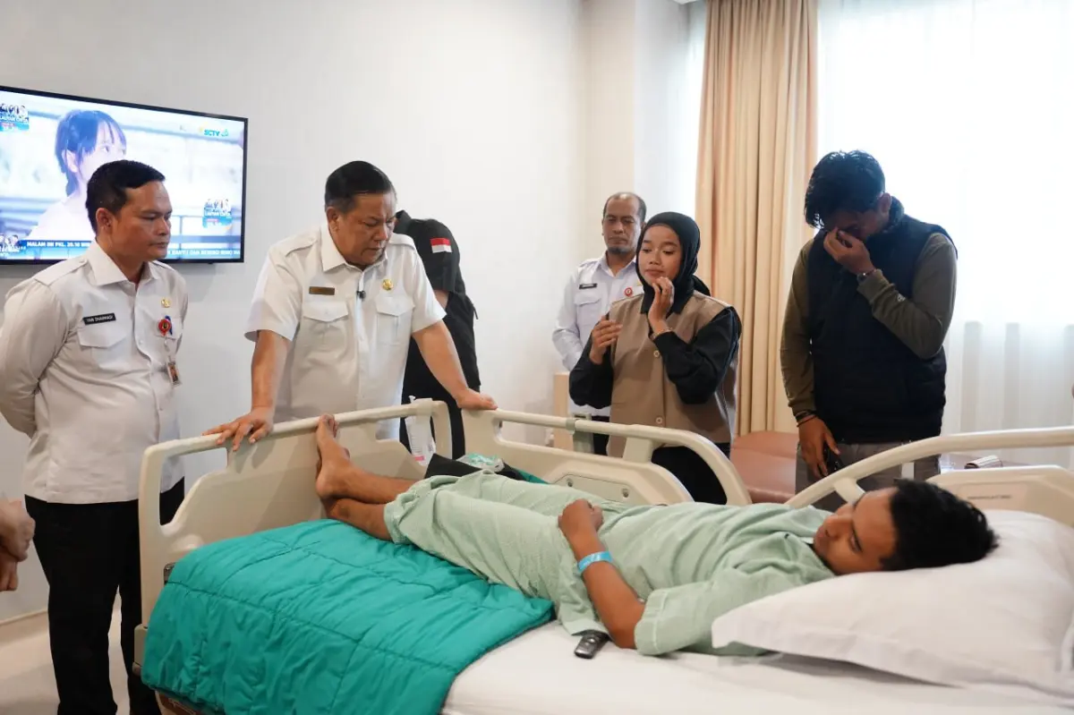 Plt Gubernur Riau Besuk Mahasiswa UMRI Korban Pemukulan Saat Demo di DPRD