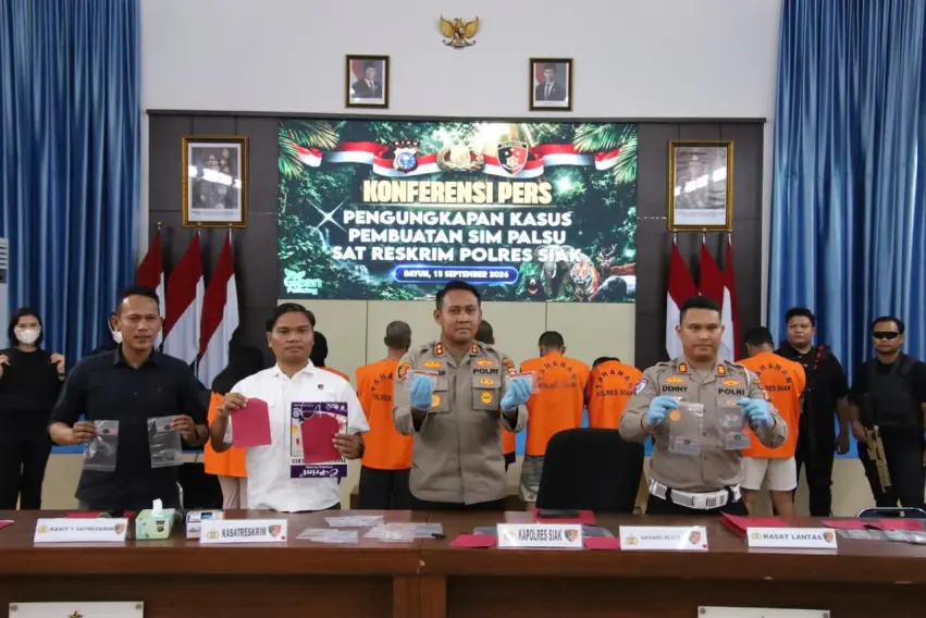 Polres Siak Bongkar Sindikat Pemalsuan SIM di Siak dan Pekanbaru, 8 Tersangka Ditahan dan Satu DPO