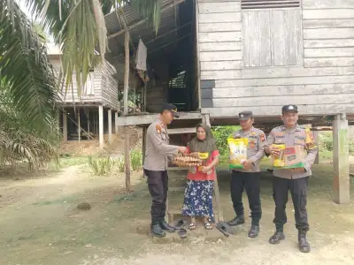 Program JALUR Polsek Kabun, AKP Efendi Lupino Salurkan Sembako di Bantaran Sungai