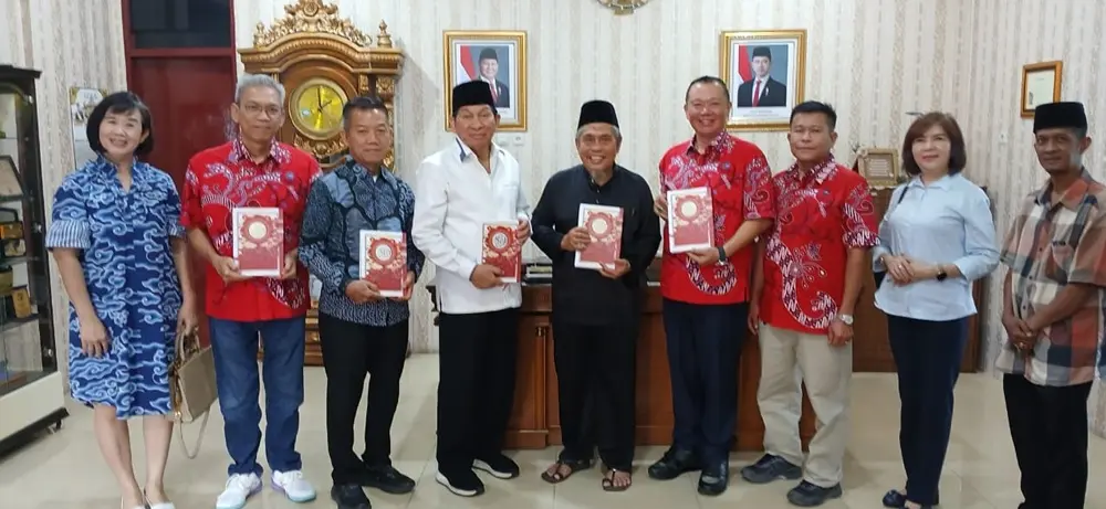 PSMTI Serahkan Al-Qur'an Berornamen Tionghoa ke LAMR, Datuk Seri H. Taufik Ikram Jamil: LAMR Rumah Besar Kita Bersama
