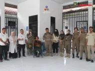 Respon Pengaduan Warga Simpang Empat, Satpol PP Asahan Amankan ODGJ Secara Humanis