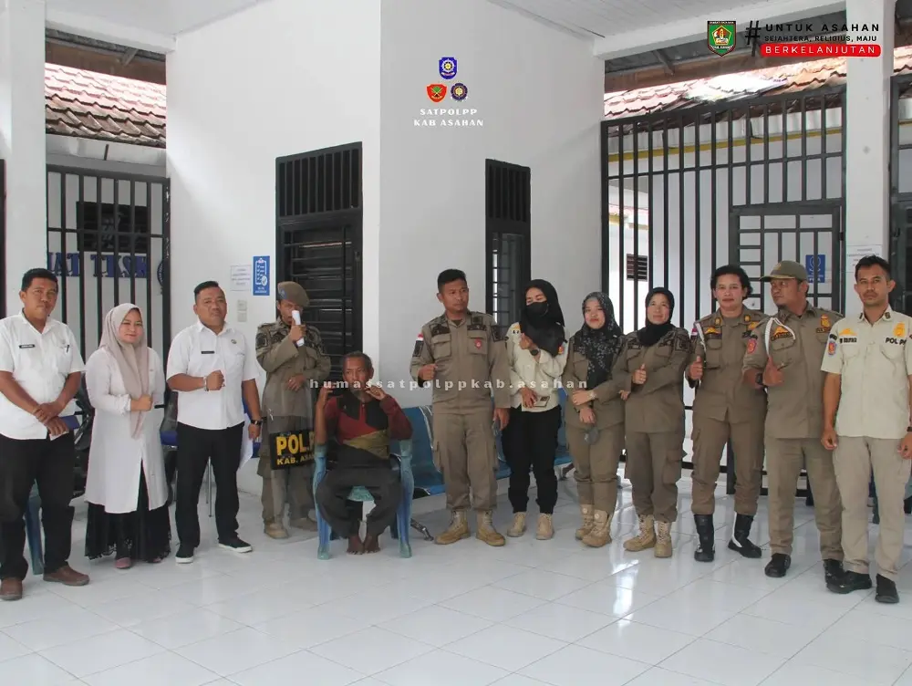 Respon Pengaduan Warga Simpang Empat, Satpol PP Asahan Amankan ODGJ Secara Humanis