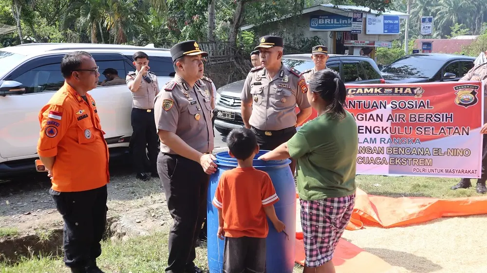 Respons Cepat El Nino, Kapolres AKBP Aron Sebastian Salurkan Air Bersih untuk Warga Pino Raya