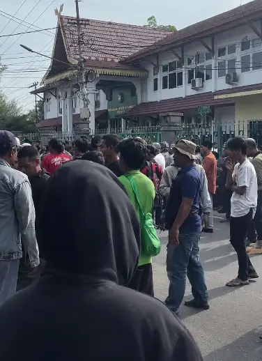 Ribuan Massa Kepung Pengadilan Negeri Pekanbaru, Saksi Plt Gubri Dihadirkan Dalam Sidang Abdul Wahid