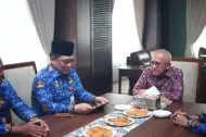 Sambut Hari Jadi ke-69 Riau, Sekda Riau Kunjungi Mantan Gubernur Andi Rachman