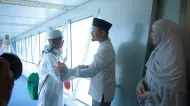Sambut Jemaah Haji di Bandara SSK II, Wako Agung Beri Oleh-oleh Kue Talam Durian